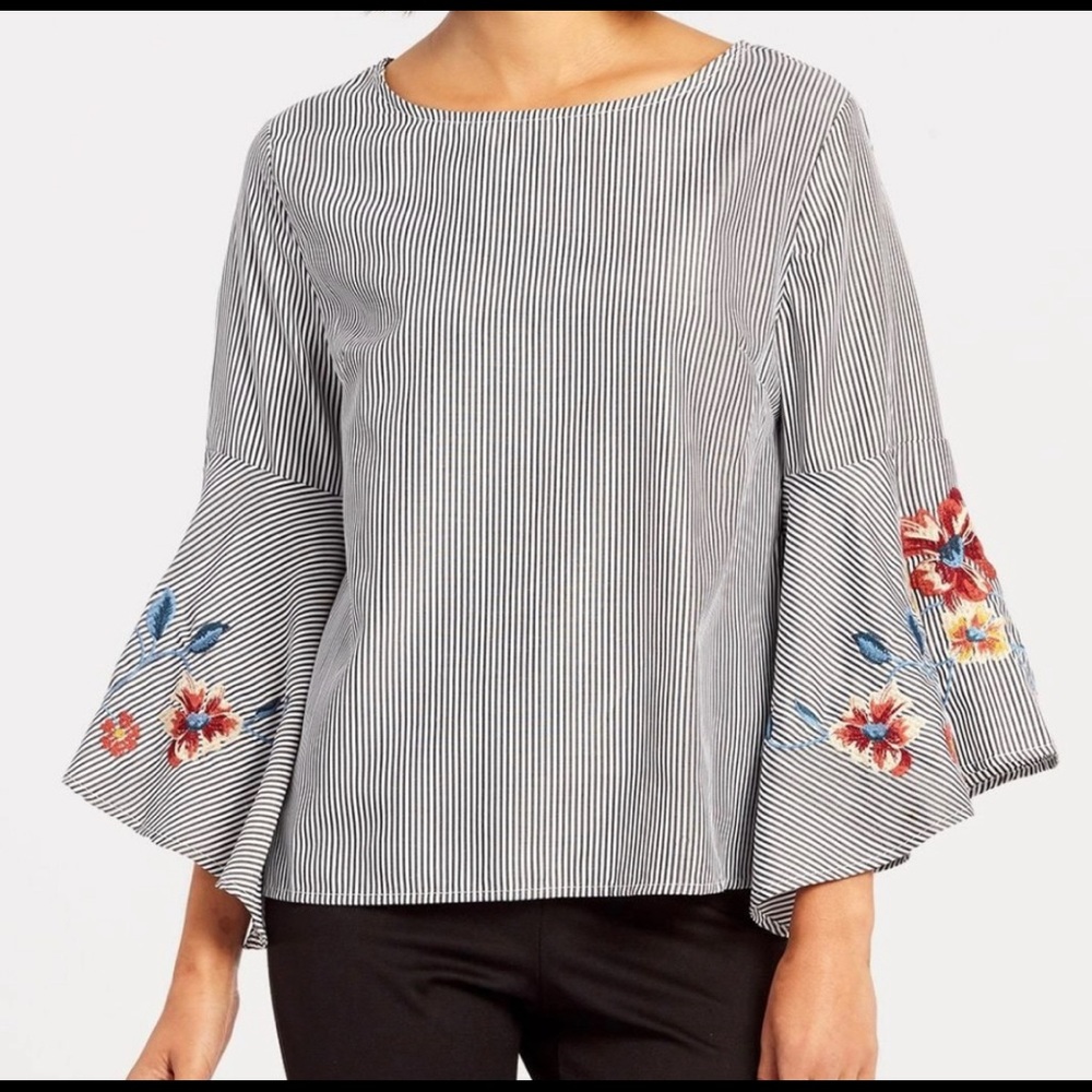 Evereve Allison Joy Evereve Bell Sleeve Floral Top Medium